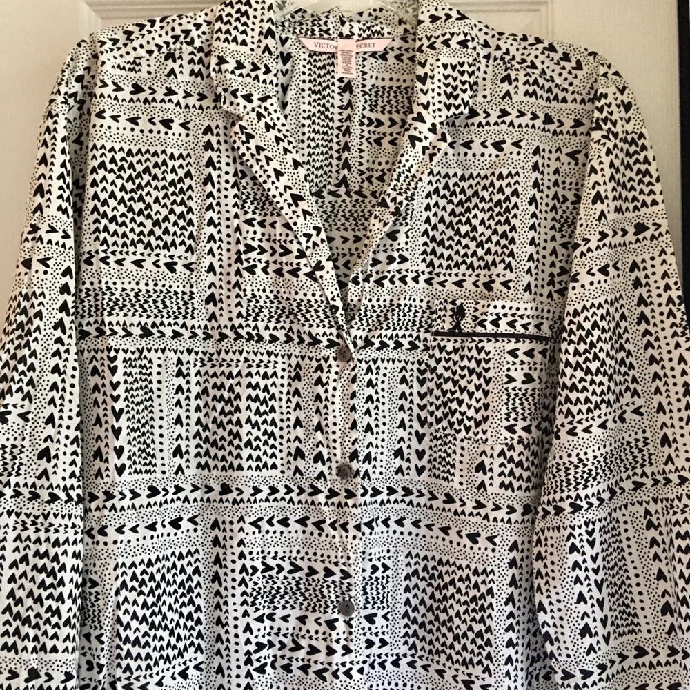 Heart-print Victoria’s Secret sleep 😴 shirt!❤️ - Picture 2 of 11